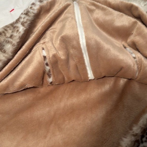 Donna Salyers’ Fabulous Furs Childs shawl/coat. Size Medium - Picture 7 of 7
